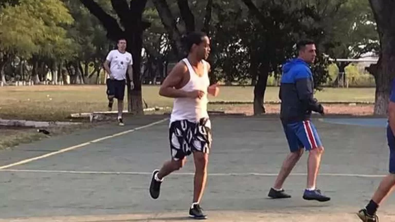 Ronaldinho joga em torneio de presídio e time dele vence por 11 a 2