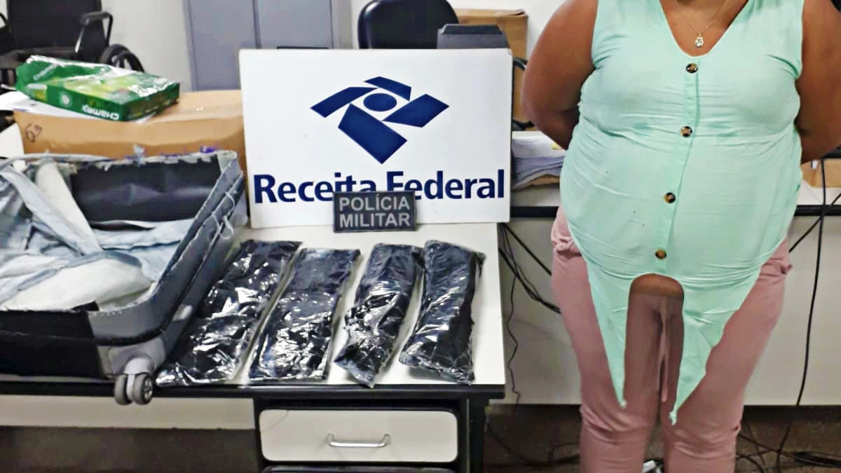 Você está visualizando atualmente Em liberdade condicional, mulher é presa ao tentar entrar no Brasil com 3Kg de cocaína