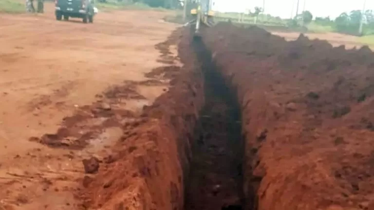 Paraguaios cavam valas para impedir entrada de brasileiros na fronteira com MS