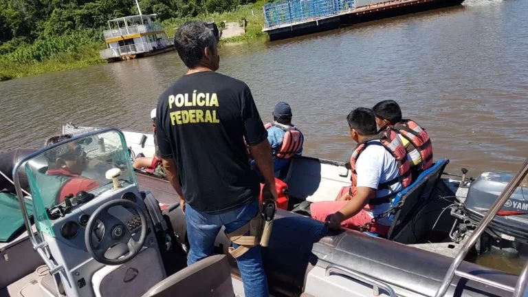 Bolivianos são deportados pela PF após tentarem ingresso irregular no Brasil pelo Rio Paraguai
