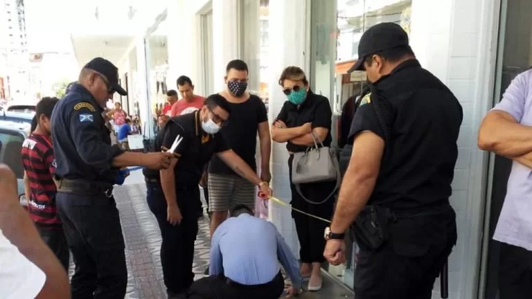 Fiscais e Guarda Municipal orientam população sobre filas em agencias bancárias