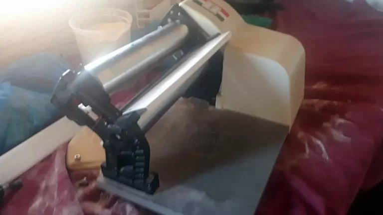 Mulher fica ferida após ter mão prensada em máquina de pastel