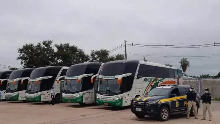 PRF faz escolta de ônibus com brasileiros repatriados da Bolívia até São Paulo