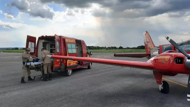 Mãe e filho são resgatados pelos bombeiros após caírem de carroça em fazenda no Pantanal