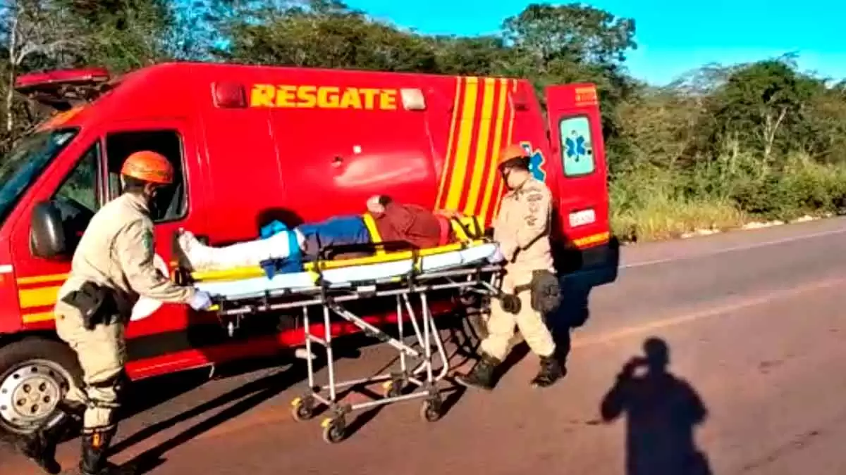 Você está visualizando atualmente Bombeiros socorrem motociclista que colidiu com carreta na BR-262 | vídeo