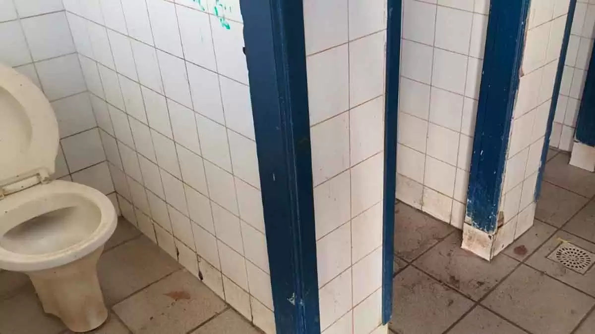 Você está visualizando atualmente Vereador cobra reforma em banheiro de escola em Corumbá; sem portas e descargas denunciam alunos