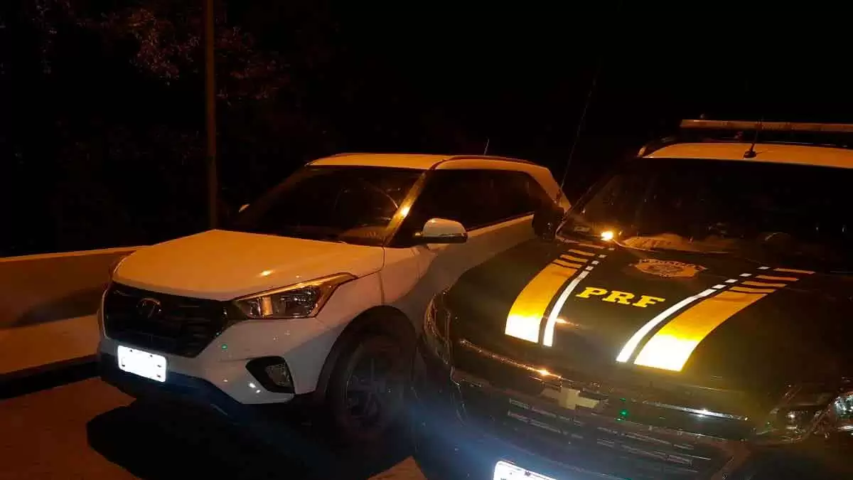 Leia mais sobre o artigo Carro furtado em São Paulo é recuperado pela PRF em Corumbá