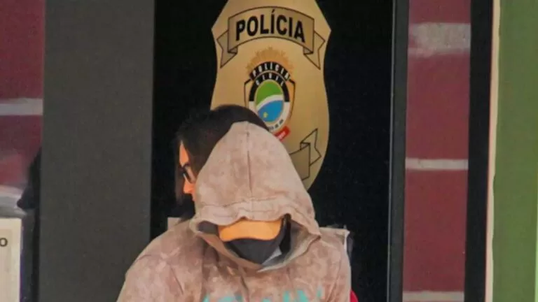 VÍDEO: motoentregador que matou colega a tiros em lanchonete se entrega a polícia