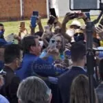 Sem máscara e em meio aglomeração, Bolsonaro cumprimenta apoiadores em Corumbá