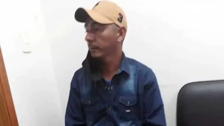 Pai de criança morta após estupro na fronteira se entrega à polícia