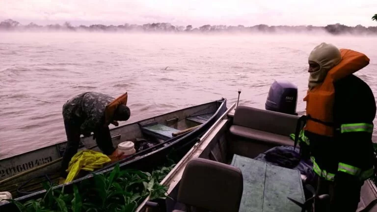 Bombeiros resgatam pai e filho que ficaram à deriva em embarcação no Rio Paraguai