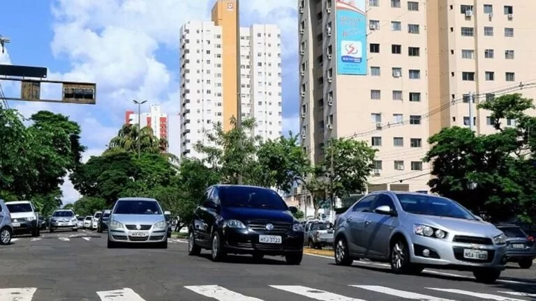 Em mês de licenciar veículos com placa final 9, Detran explica como obter o documento pela internet