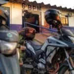 Motociclista é preso por empinar moto sem CNH em Corumbá