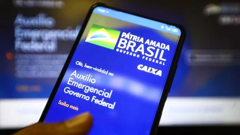 Beneficiários nascidos em agosto podem sacar auxílio nesta terça-feira