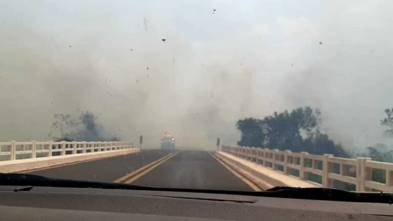 Fumaça das queimas provoca baixa visibilidade e PRF interdita trecho da BR-262