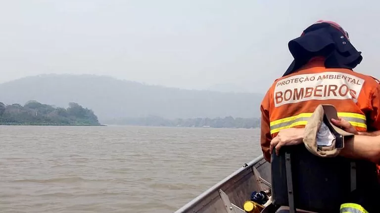 Bombeiros priorizam combate no Amolar para impedir avanço do fogo sobre as reservas