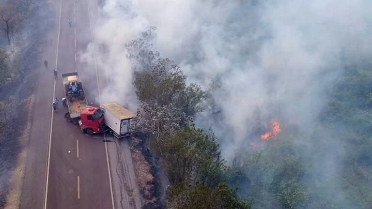 BR-262 | uma pessoa morre em colisão entre caminhões próximo ao Buracos das Piranhas
