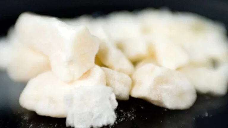 Criança de dois anos é internada após ingerir pedra de crack da mãe; mulher foi presa