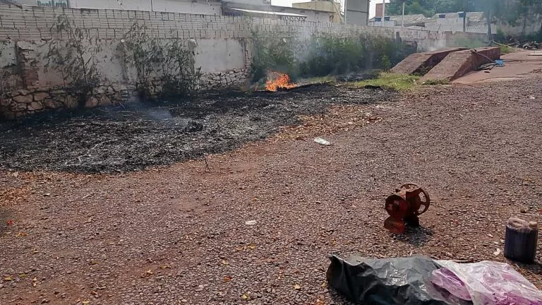 Homem é multado em R$ 5 mil após ser flagrado ateando fogo em terreno