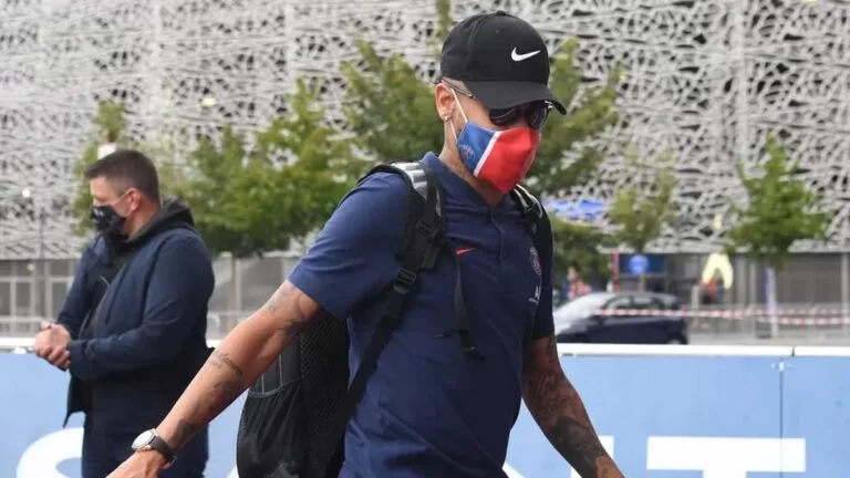 Neymar e mais três jogadores do PSG testam positivo para Covid-19