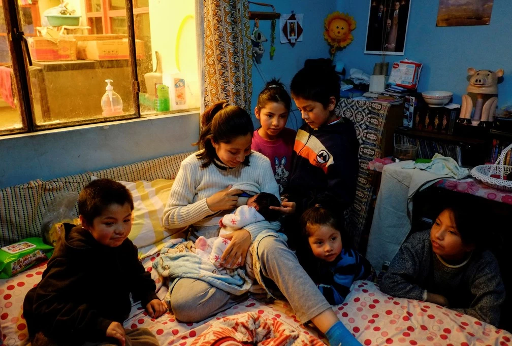 Leia mais sobre o artigo Com hospitais lotados pela Covid-19, mães bolivianas escolhem ter filhos em casa com parteiras