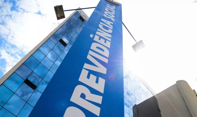 Segurados com NIS finais 5 e 0 recebem primeira parcela do 13º