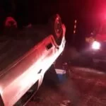 Carro com três pessoas capota em estrada vicinal próximo da BR-262