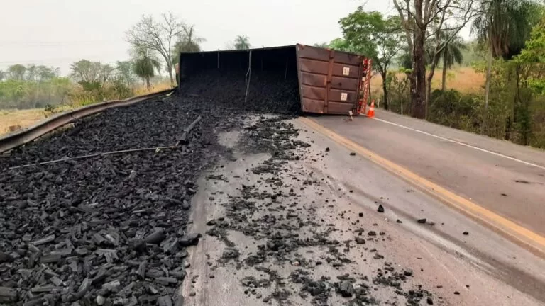 Carreta carregada com carvão tomba na BR-262