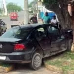 Após colisão entre veículos, carro é arremessado contra clientes de bar