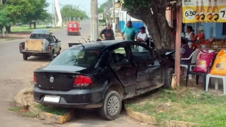 Após colisão entre veículos, carro é arremessado contra clientes de bar