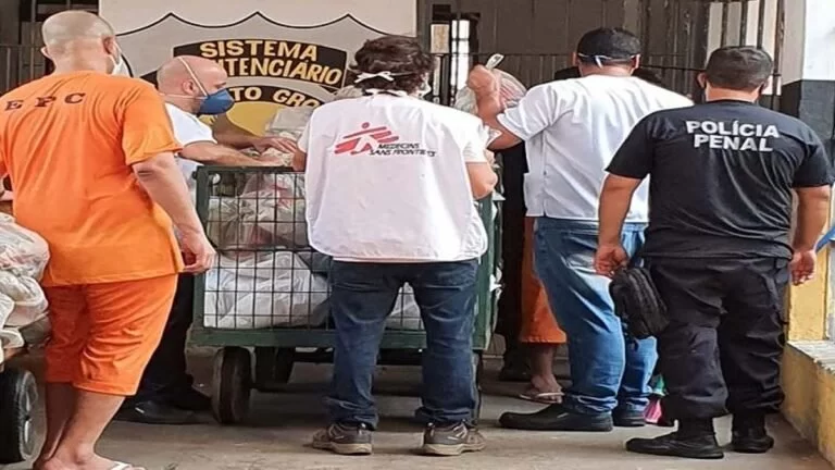 Detentos de Corumbá recebem kits de higiene e orientações dos Médicos sem Fronteiras