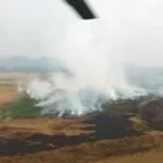 Com uso de aeronaves, bombeiros controlam incêndio na fronteira com a Bolívia