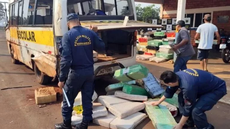 Polícia apreende ônibus escolar carregado de maconha em MS