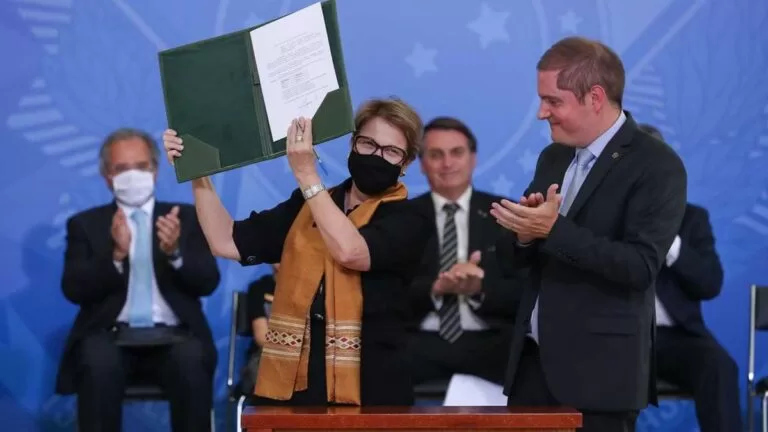 Governo revoga normas trabalhistas e apresenta eSocial simplificado