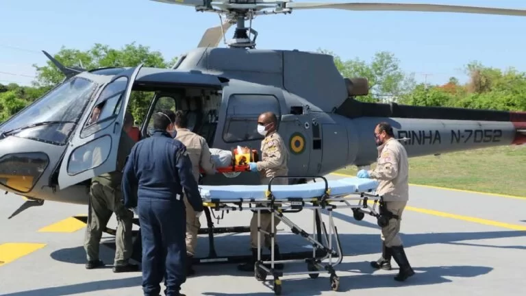 Após cair de cavalo, homem é resgatado pela Marinha na região do São Domingos