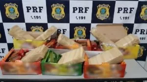 Leia mais sobre o artigo Três bolivianas e um colombiano são presos pela PRF com 8 quilos de cocaína na BR-262