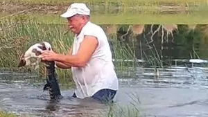 Leia mais sobre o artigo Homem resgata filhote de cachorro da boca de Jacaré nos EUA | vídeo