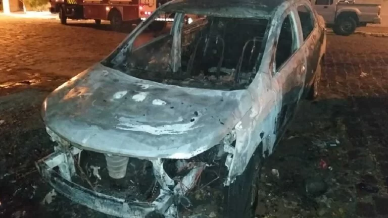 Incêndio em veículo mobiliza equipe dos Bombeiros no centro de Corumbá