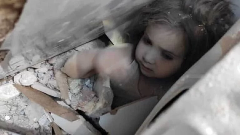 Criança é resgatada com vida quatro dias após terremoto na Turquia