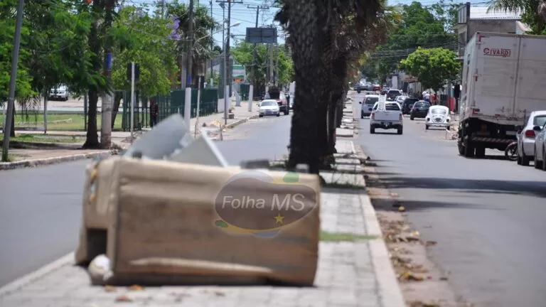 Sem coleta, lixo e entulho se acumulam em principal rua na região central de Corumbá