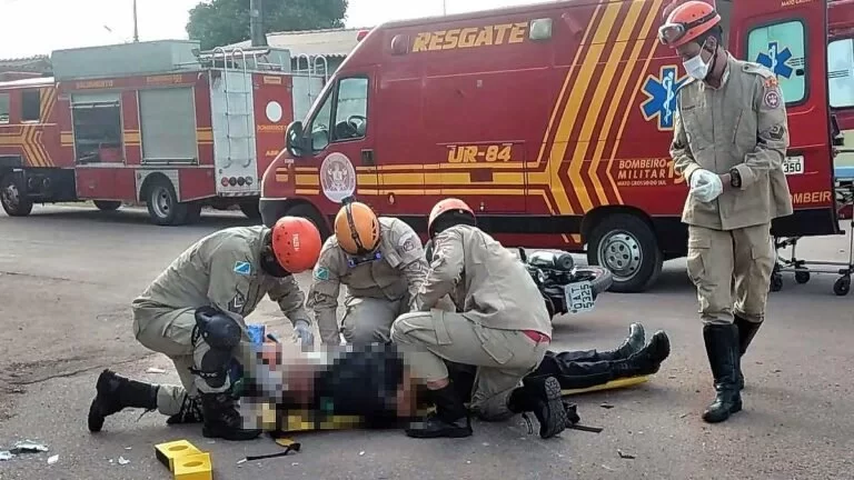 Motociclista sofre traumatismo craniano após colisão com carro em Ladário