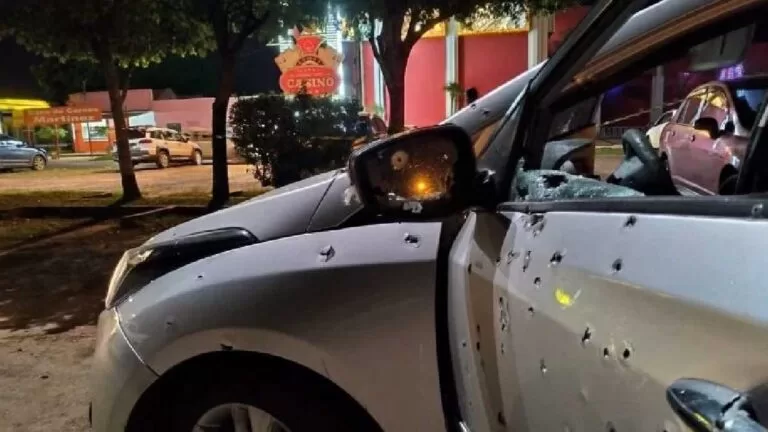 Casal é executado com mais de 100 tiros em frente a cassino na fronteira em MS