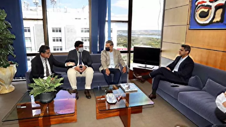 Em Brasília, vereador cobra da Anatel melhoria no serviço de internet em Corumbá