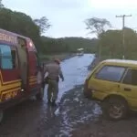 Motorista é socorrido inconsciente após veículo capotar na parte alta de Corumbá