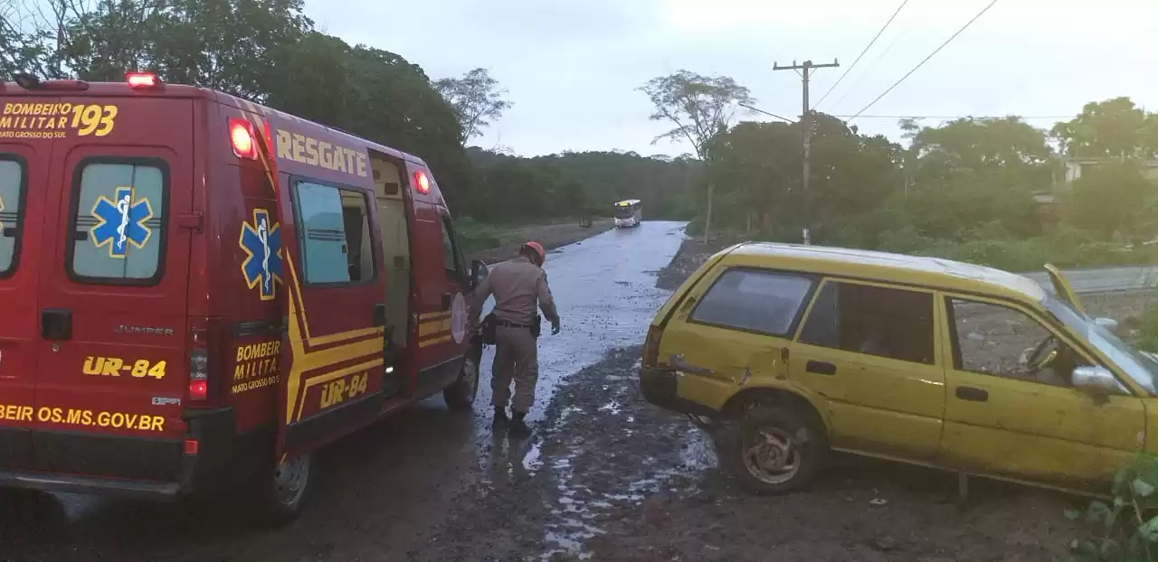 Leia mais sobre o artigo Motorista é socorrido inconsciente após veículo capotar na parte alta de Corumbá