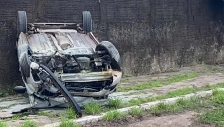 Carro capota e quatro pessoas ficam feridas na região central de Corumbá