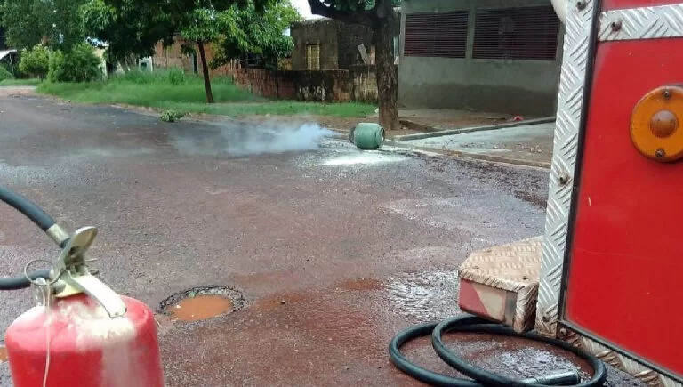 Vazamento em botijão de gás mobiliza Corpo de Bombeiros no Popular Velha