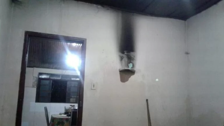 Vela em altar causa princípio de incêndio em residência no centro