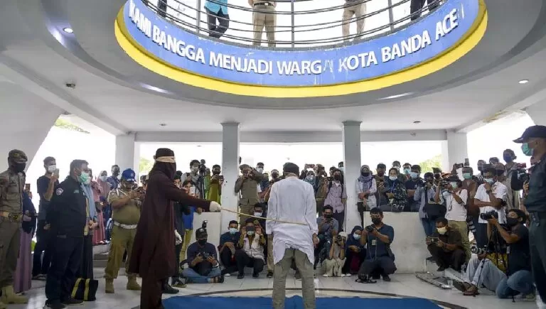 Homossexuais são punidos com 80 chibatadas por manterem relações sexuais na Indonésia