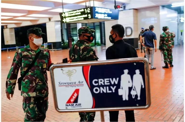 Avião com 62 pessoas cai na costa da Indonésia; autoridades anunciam operação de busca